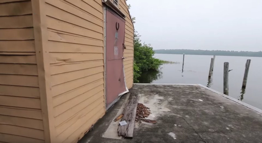 Từ ngày công viên bị bỏ hoang, nhiều người cho rằng trong khu vực đảo xuất hiện cá sấu hoang, vi khuẩn chết người được tìm thấy trong nước ở công viên. Do đó, du khách không được phép tự ý khám phá nơi này. Những người bị phát hiện lên đảo có thể bị bắt giữ và cấm vào các công viên khác của Disney. Can canh hon dao noi tieng cua Disney World bi bo hoang, do nat hinh anh 6