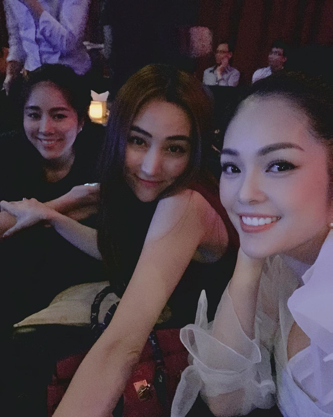 Ngân Khánh khá kín tiếng về cuộc sống riêng, đặc biệt là cuộc hôn nhân của mình, nhưng cô rất hào hứng chia sẻ hình ảnh của hội bạn thân, mối quan hệ mà cô trân trọng. Tinh ban dep cua Ngan Khanh, Le Phuong va hoi ban than dien vien hinh anh 6