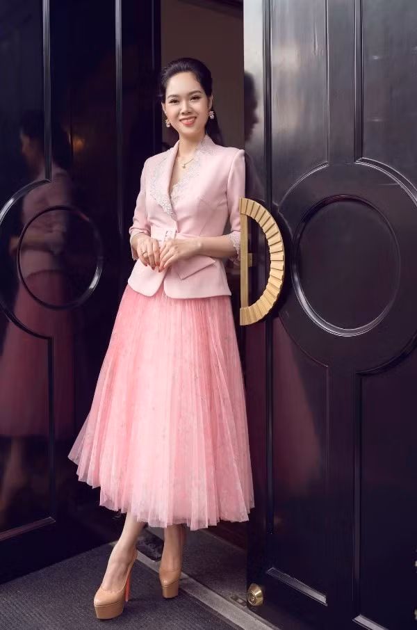 Mai Phương khoe nhan sắc lão hóa ngược sau 17 năm đăng quang Hoa hậu Việt Nam 2002 - Ảnh 6.