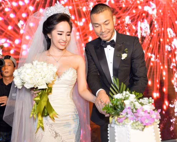Quỳnh Nga và chồng hạnh phúc trong ngày cưới.