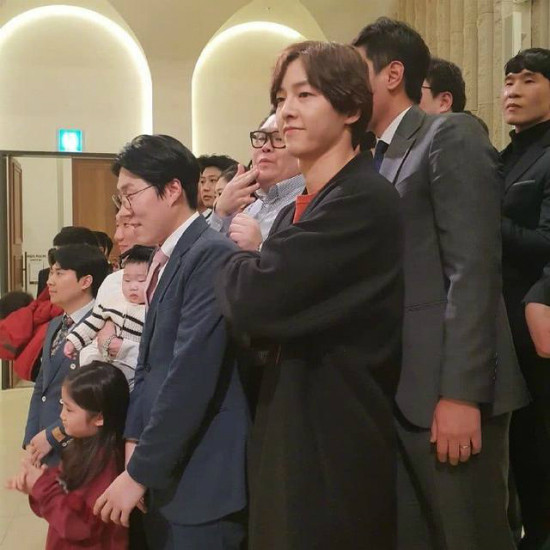 Song Joong Ki xuống sắc, tháo nhẫn cưới giữa tin đồn ly dị Song Hye Kyo ảnh 1 Song Joong Ki xuất hiện trong đám cưới một người bạn hôm 16/3 tại quê nhà của anh. Nam diễn viên dự tiệc cưới một mình, vợ không đi cùng. Sau ồn ào tháo nhẫn, bí mật ly dị vợ, Song Joong Ki càng gây nhiều chú ý khi xuất hiện.