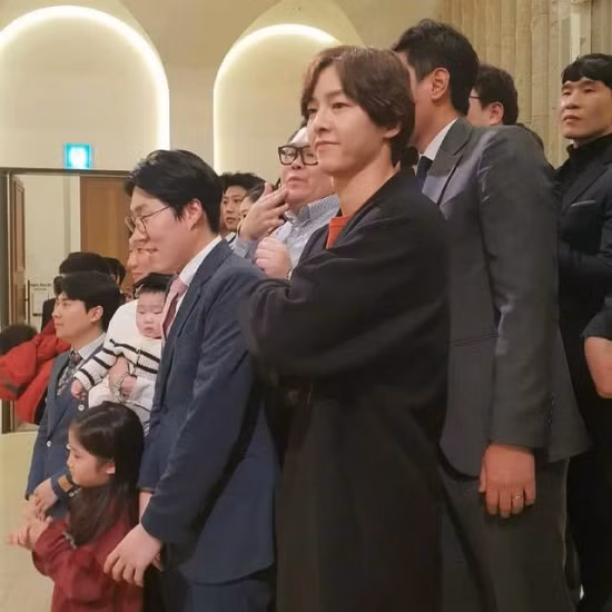 Song Joong Ki xuất hiện trong đám cưới một người bạn hôm 16/3 tại quê nhà của anh. Nam diễn viên dự tiệc cưới một mình, vợ không đi cùng. Sau ồn ào tháo nhẫn, bí mật ly dị vợ, Song Joong Ki càng gây nhiều chú ý khi xuất hiện.