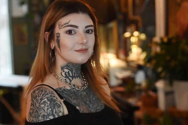 Ngã ngửa lý do khiến cô gái xăm lên mặt chữ "bị nguyền rủa" ảnh 1 Cô gái xăm lên mặt chữ bị nguyền rủa vì lý do khiến nhiều người ngã ngửa