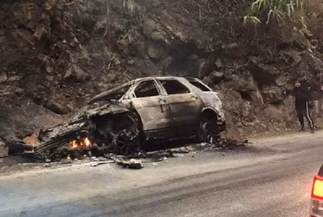 Chỉ vài phút sau ngọn lửa đã thiêu chiếc xe trơ khung sắt Chỉ vài phút sau ngọn lửa đã thiêu chiếc xe trơ khung sắt