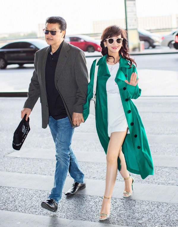 Triệu Nhã Chi ly dị người chồng đầu - bác sĩ Huỳnh Hán Vỹ sau bảy năm chung sống và có với nhau hai con trai. Một năm sau, bà hẹn hò diễn viên Huỳnh Cẩm Sân. Cuộc tình của họ chịu nhiều điều tiếng do họ vướng tin đồn phim giả tình thật từ khi Triệu Nhã Chi vẫn sống cùng chồng cũ. Im lặng trước sóng gió thị phi, cặp đôi bên nhau hạnh phúc hơn 30 năm nay. Huỳnh Cẩm Sân giờ là doanh nhân, nhưng rất chịu khó tháp tùng vợ trong các sự kiện của giới giải trí. Triệu Nhã Chi ly dị người chồng đầu – bác sĩ Huỳnh Hán Vỹ sau bảy năm chung sống và có với nhau hai con trai. Một năm sau, bà hẹn hò diễn viên Huỳnh Cẩm Sân. Cuộc tình của họ chịu nhiều điều tiếng do họ vướng tin đồn phim giả tình thật từ khi Triệu Nhã Chi vẫn sống cùng chồng cũ. Im lặng trước sóng gió thị phi, cặp đôi bên nhau hạnh phúc hơn 30 năm nay. Huỳnh Cẩm Sân giờ là doanh nhân, nhưng rất chịu khó tháp tùng vợ trong các sự kiện của giới giải trí.