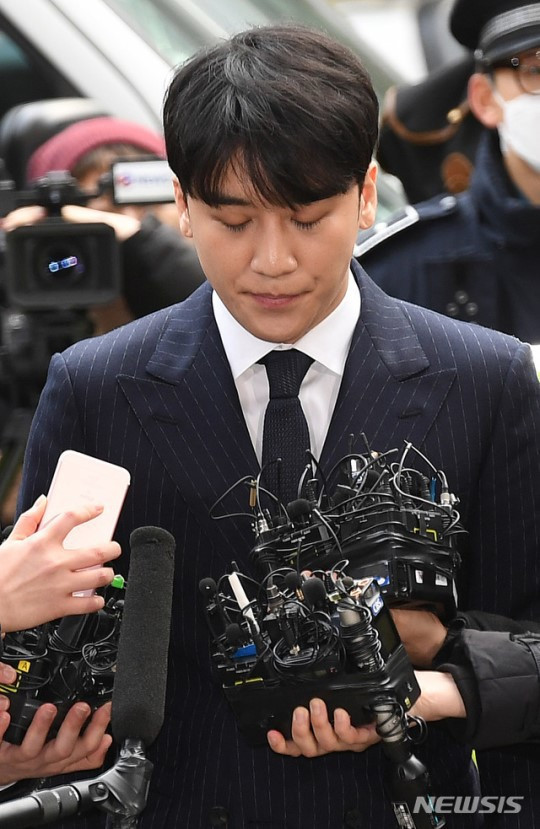 Rùng mình với những lời nói đùa mà thành thật về Seungri, bê bối tất yếu xảy ra như đã được tiên đoán từ trước - Ảnh 9. Rùng mình với những lời nói đùa mà thành thật về Seungri, bê bối tất yếu xảy ra như đã được tiên đoán từ trước - Ảnh 9.