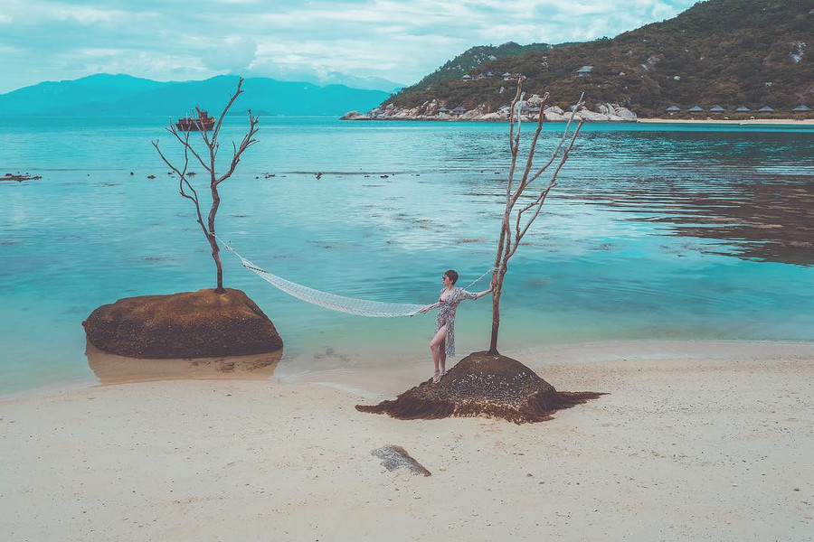 Cứ tưởng là nước ngoài nhưng hoá ra thiên đường trong vắt mà Tóc Tiên vừa check-in lại ở Việt Nam - Ảnh 2. Cứ tưởng là nước ngoài nhưng hoá ra thiên đường trong vắt mà Tóc Tiên vừa check-in lại ở Việt Nam - Ảnh 2.