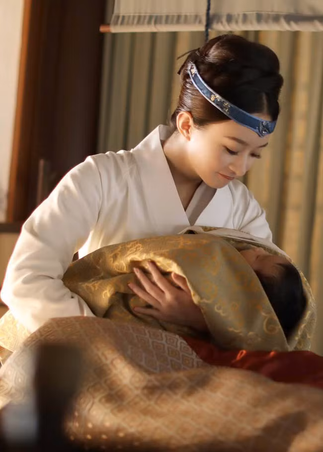 Không phải chỉ đến khi sinh con, Triệu Lệ Dĩnh mới được chồng yêu chiều, khi đóng phim, cô nàng còn được hơn thế nữa! - Ảnh 10.