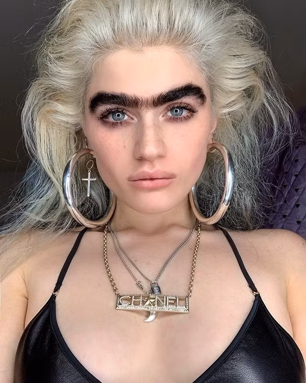 Sở hữu cặp lông màu sâu róm tự nhiên như người tiền sử, mẫu nữ 9X không ngờ lại được nhiều hãng thời trang săn đón