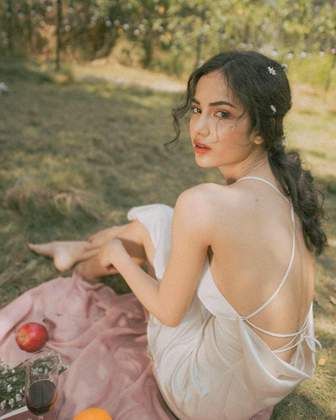 Cô gái 19 tuổi hiện là sinh viên ĐH Quốc tế - ĐH Quốc gia TP.HCM. Với chiều cao 1,68 m, cô còn là người mẫu ảnh. Emma từng giành 7 huy chương vàng, 2 huy chương bạc, một huy chương đồng bộ môn điền kinh và bóng chuyền cấp quận. 5