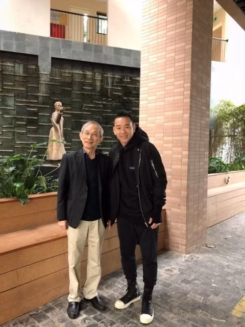 Thầy Nguyễn Xuân Khang (bên trái) - Hiệu trưởng nhà trường luôn quan tâm tới phong trào bóng đá học đường.