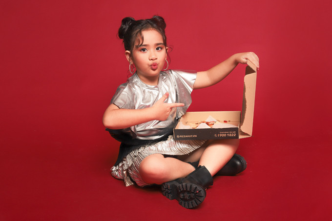 Ba mẹSuri Thiên Kim vẫn muốn con gái học thật giỏi những môn văn hóa ở trường hơn và chỉ cho tham gia các hoạt động ngoại khóa vào dịp cuối tuần hay nghĩ lễ. Ba mẹSuri Thiên Kim vẫn muốn con gái học thật giỏi những môn văn hóa ở trường hơn, và chỉ cho tham gia các hoạt động ngoại khóa vào những dịp cuối tuần hay nghĩ lễ.