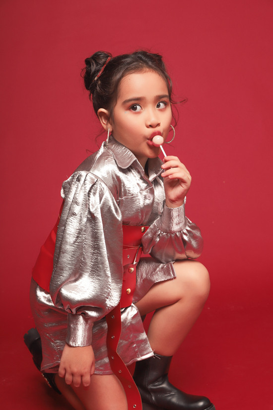 Bộ ảnh được thực hiện với sự hỗ trợ của nhiếp ảnh Nguyễn Du, trang điểm Huy Nguyễn, làm tócKen Huỳnh, stylist Phương Phương,trang Phục Đức Lê. Bộ ảnh được thực hiện với sự hỗ trợ của nhiếp ảnh Nguyễn Du, trang điểmHuy Nguyễn, làm tócKen Huỳnh, stylistPhương Phương,trang PhụcĐức Lê.