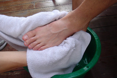 Cách đơn giản khử mùi hôi chân khi đi giày ảnh 9 cach-don-gian-khu-mui-hoi-chan-khi-di-giay-8