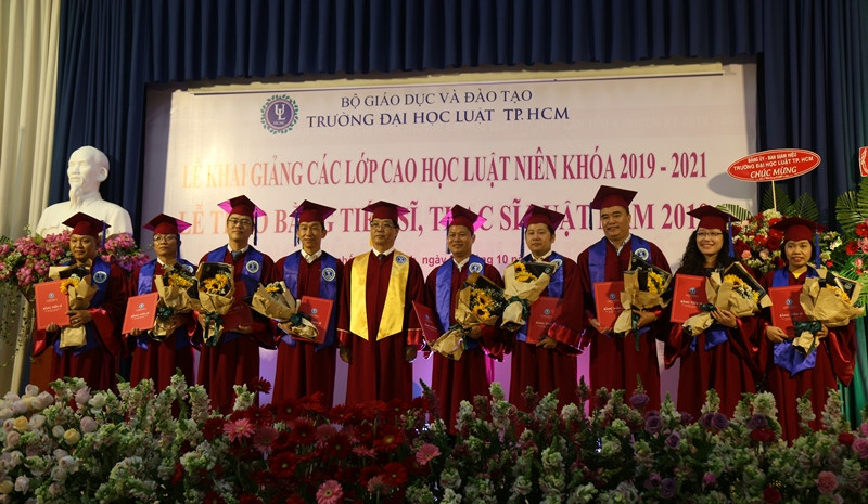 Các học viên cao học và nghiên cứu sinh trong ngày nhận bằng