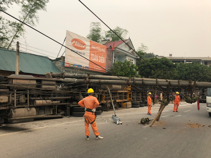 Do tai nạn xảy ra tại trục đường đôi nên giao thông không bị ách tắc kéo dài Do tai nạn xảy ra tại trục đường đôi nên giao thông không bị ách tắc kéo dài