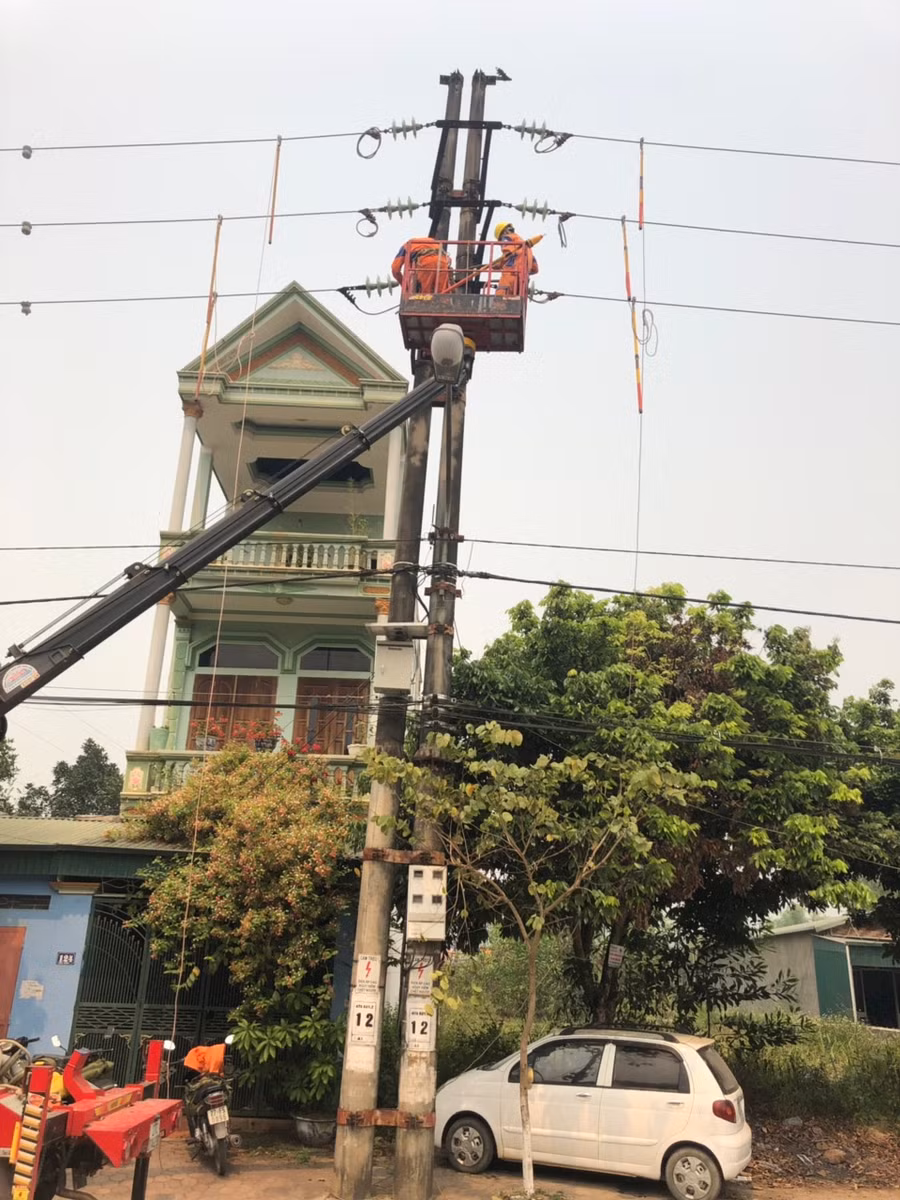 Cán bộ ngành Điện đã có mặt khắc phục sự cố kịp thời