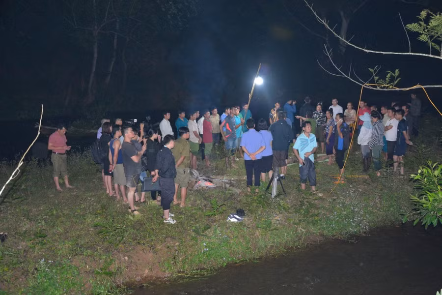 Người dân phát hiện xác chết trong chiều nay (Ảnh Xuân Tư TTXVN)