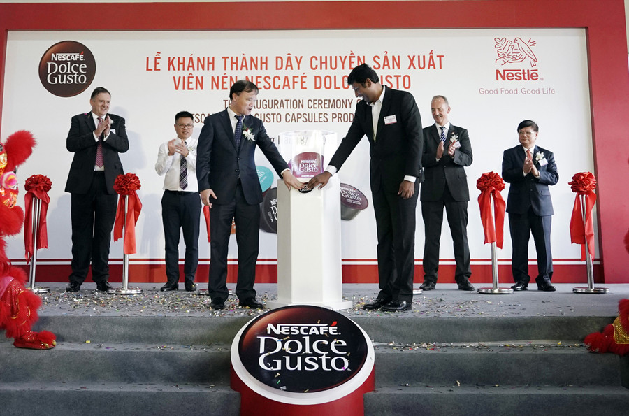 Thứ trưởng Bộ Công Thương Đỗ Thắng Hải và ông Ganesan Ampalavanar - Tổng Giám đốc Công ty Nestlé Việt Nam nhấn nút khởi động dây chuyền sản xuất viên nén NESCAFÉ Dolce Gusto