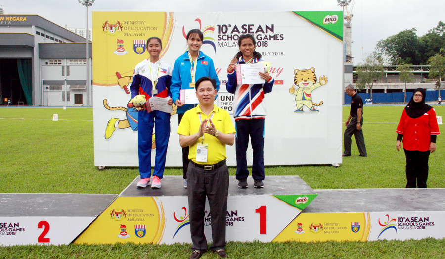 Trưởng đoàn Thể thao học sinh Việt Nam Lê Mạnh Hùng trao huy chương cho các vận động viên Trưởng đoàn Thể thao học sinh Việt Nam Lê Mạnh Hùng trao huy chương cho các vận động viên