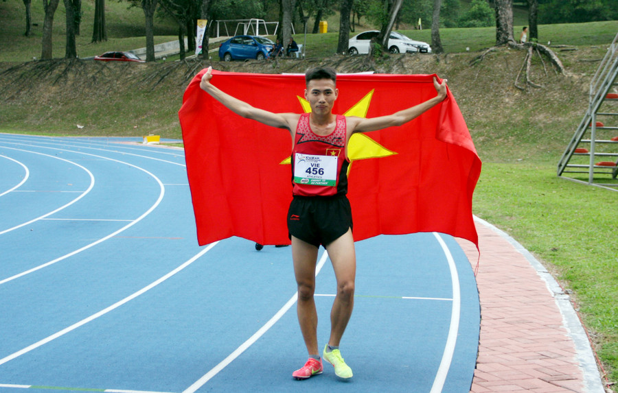 Lê Tiến Long giành huy chương vàng cuối cùng trong ngày thi đấu đầu tiên Lê Tiến Long giành huy chương vàng cuối cùng trong ngày thi đấu đầu tiên