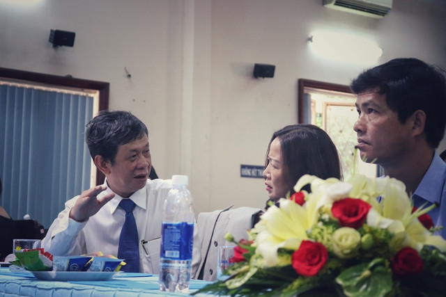 PGHS.TS Phạm Hoàng Quân trao đổi với đại biểu