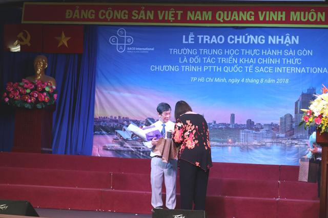 PGS.TS Phạm Hoàng Quân- Hiệu trưởng Trường ĐH Sài Gòn nhận giấy chứng nhận từ bà Cathy Schultz- Giám đốc chương trình PTTH Bang Nam Úc SACE International.