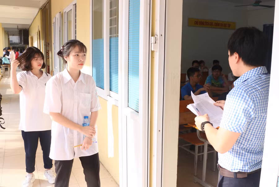 Từ ngày 8/1, học sinh lớp 12 toàn quận Cầu Giấy sẽ tạm dừng đến trường học trực tiếp do địa phương chuyển cấp độ dịch lên mức 3. Ảnh: Nhật Nguyên.