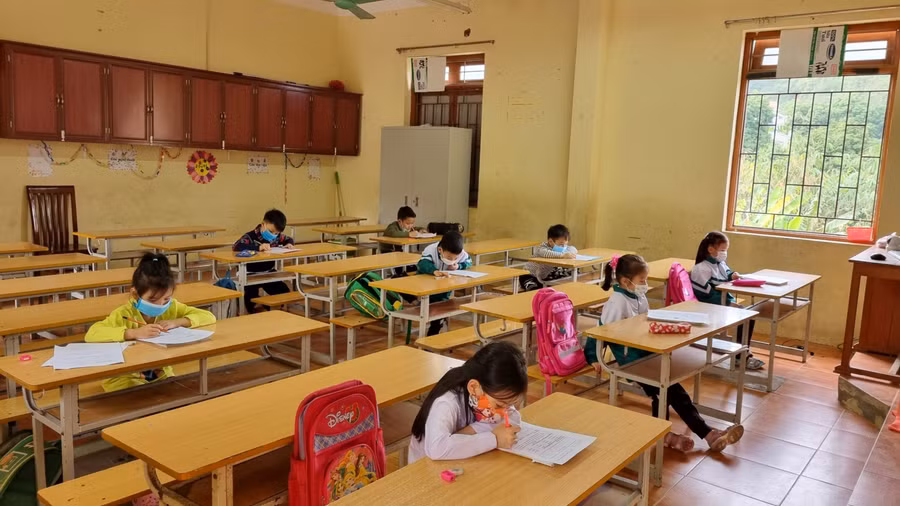 Trong các ngày từ 5 - 7/1, học sinh một số trường tại huyện Quốc Oai được đến trường ôn tập, kiểm tra học kỳ 1 trực tiếp. Ảnh: Khôi Nguyên.