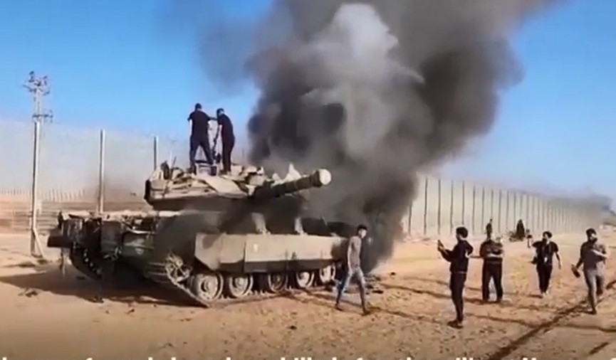 Nhiều xe tăng, xe thiết giáp Israel bị UAV Hamas thả lựu đạn đốt cháy Nhiều xe tăng, xe thiết giáp Israel bị UAV Hamas thả lựu đạn đốt cháy