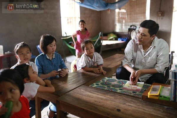 Từ một người tàn tật, Trường đã miệt mài khổ luyện để viết chữ bằng miệng và trở thành thầy giáo đặc biệt