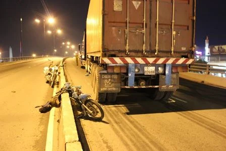Người đàn ông liều lĩnh chạy ngược chiều lên cầu vượt thép Thủ Đức cấm xe máy