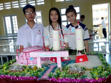 Lưu Minh Duy, Phan Đặng Thanh Đoan và Phan Thị Minh Thi (từ phải sang trái) với mô hình Hệ thống xử lí khói bụi lò hầm than.