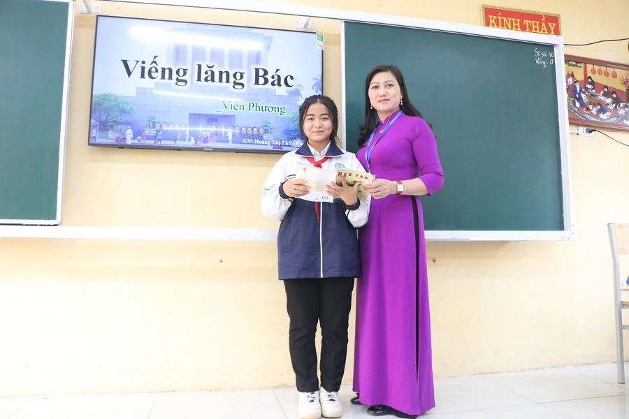 Cô Hoàng Thị Thúy Hoa và em Chu Thị Hiền Lương trong một giờ học trên lớp sau kỳ thi chọn học sinh giỏi lớp 9 cấp thành phố năm học 2022-2023. 