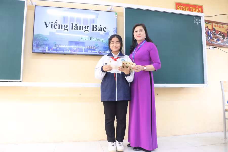 Cô Hoàng Thị Thúy Hoa và em Chu Thị Hiền Lương trong một giờ học trên lớp sau kỳ thi chọn học sinh giỏi lớp 9 cấp thành phố năm học 2022-2023. 