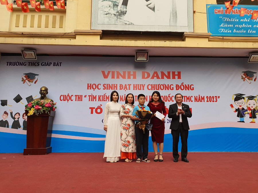 Ngày 6/3, lãnh đạo Trường THCS Giáp Bát đã tổ chức tuyên dương, khen thưởng em Phạm Xuân Hiền trước toàn trường. Ngày 6/3, lãnh đạo Trường THCS Giáp Bát đã tổ chức tuyên dương, khen thưởng em Phạm Xuân Hiền trước toàn trường.