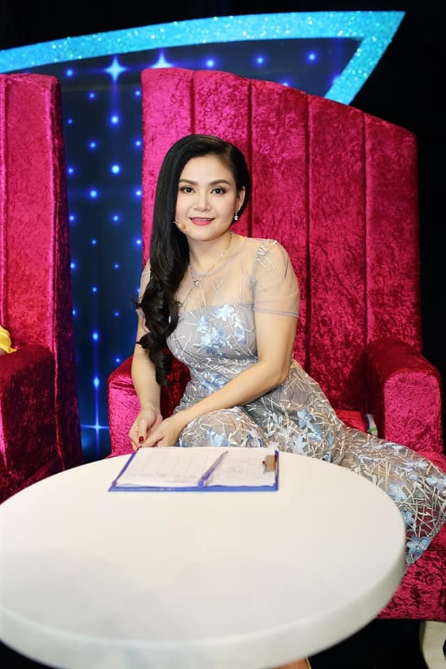 Kim Tử Long vô cùng hạnh phúc với cuộc sống bên bà xã Trinh Trinh, anh chia sẻ: "Cuộc sống của tôi cùng Trinh Trinh và hai con nhỏ hiện ổn định, thoải mái và không phải lo cơm áo gạo tiền. Tôi luôn tự hào về điều đó". Kim Tử Long vô cùng hạnh phúc với cuộc sống bên bà xã Trinh Trinh, anh chia sẻ: "Cuộc sống của tôi cùng Trinh Trinh và hai con nhỏ hiện ổn định, thoải mái và không phải lo cơm áo gạo tiền. Tôi luôn tự hào về điều đó".