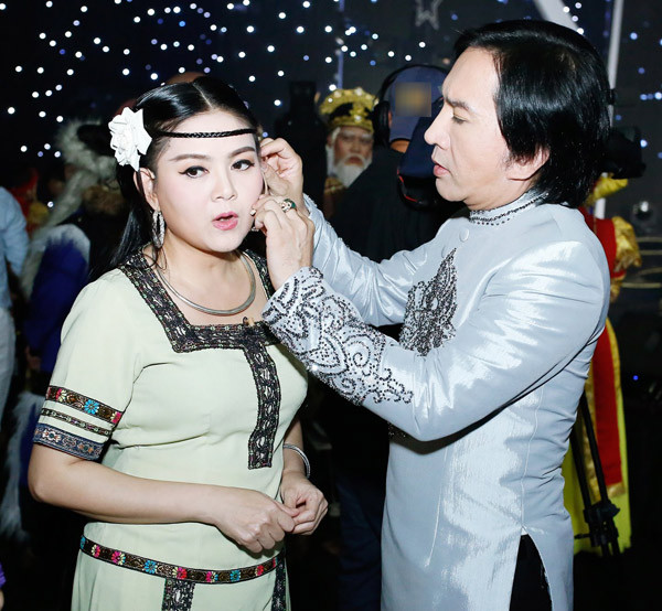 "Mỗi lần đi công tác là anh đều mua quà tặng tôi. Dù quà không phải là hàng hiệu đắt tiền nhưng qua đó tôi thấy được tấm lòng của chồng. Thậm chí, anh mua cho tôi những bộ đồ ngủ, đồ dùng nấu ăn. Những món quà chồng tặng từ lúc mới quen tôi cất giữ cho đến tận bây giờ", cô nói. "Mỗi lần đi công tác là anh đều mua quà tặng tôi. Dù quà không phải là hàng hiệu đắt tiền nhưng qua đó tôi thấy được tấm lòng của chồng. Thậm chí, anh mua cho tôi những bộ đồ ngủ, đồ dùng nấu ăn. Những món quà chồng tặng từ lúc mới quen tôi cất giữ cho đến tận bây giờ", cô nói.
