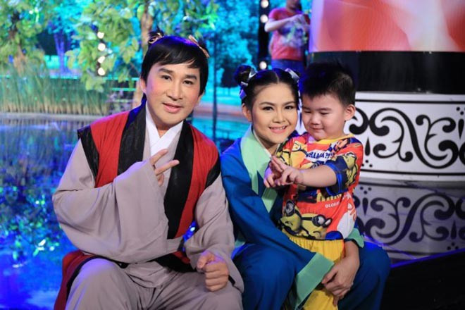 “Nếu chồng nóng tính, tôi sẽ nhẹ nhàng. Anh Long rất nghiêm khắc, nhất là trong công việc. Nhưng phía sau sân khấu, anh rất thương và lo lắng cho tôi”, cô chia sẻ. “Nếu chồng nóng tính, tôi sẽ nhẹ nhàng. Anh Long rất nghiêm khắc, nhất là trong công việc. Nhưng phía sau sân khấu, anh rất thương và lo lắng cho tôi”, cô chia sẻ.