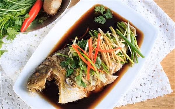 Hấp cá, đừng dại cho gia vị quen thuộc này, nhiều người làm sai bảo sao cá tanh nồng nặc-3