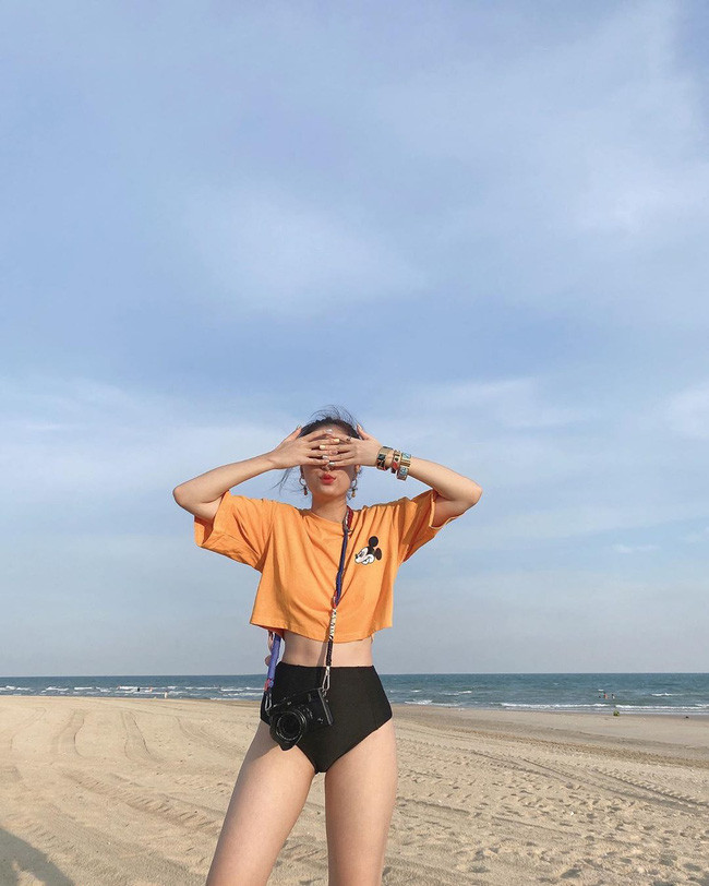 Khoác ngoài bộ bikini một chiếc áo crop top như Hoàng Thùy Linh, bạn đã có thêm một set đồ vừa sành điệu, vừa sexy để chụp ảnh sống ảo. Khoác ngoài bộ bikini một chiếc áo crop top như Hoàng Thùy Linh, bạn đã có thêm một set đồ vừa sành điệu, vừa sexy để chụp ảnh sống ảo.