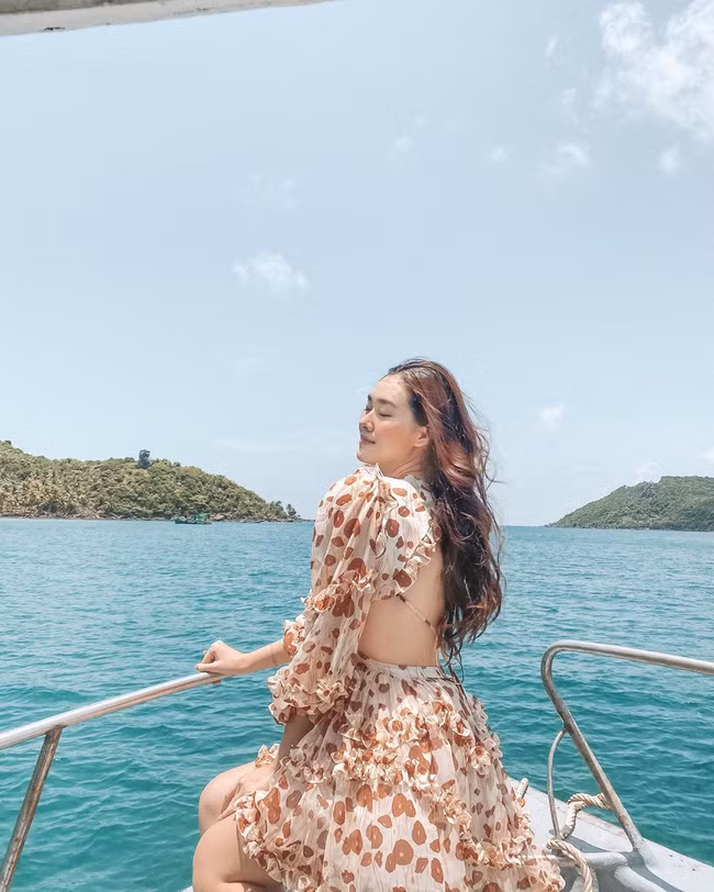 Đi biển thì chị em không thể quên hoàn thiện phong cách với những chiếc váy bay bổng, đậm chất phóng khoáng như của Á hậu Tường San.