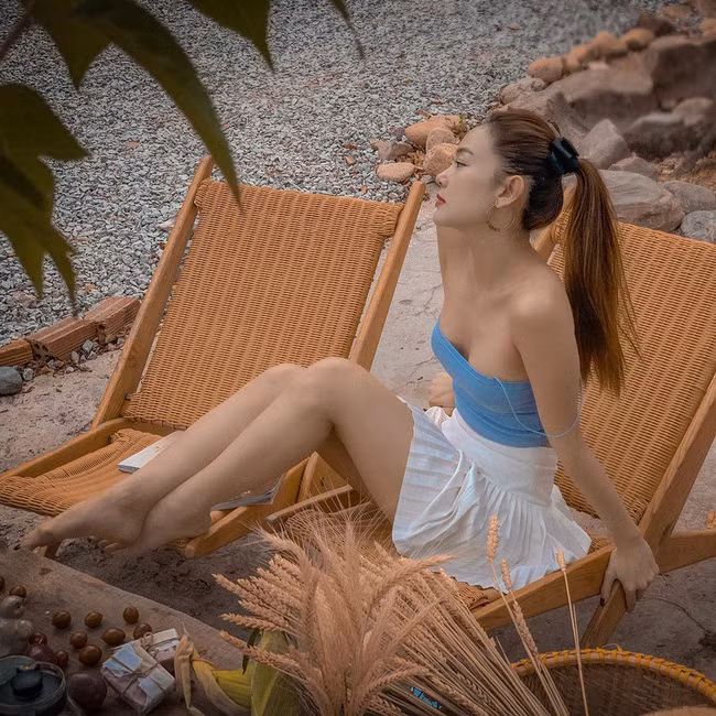 Công thức với áo hai dây ôm sát, chân váy ngắn vừa trẻ trung, vừa sexy của Minh Hằng cũng rất lý tưởng để áp dụng trong những chuyến du lịch Hè.