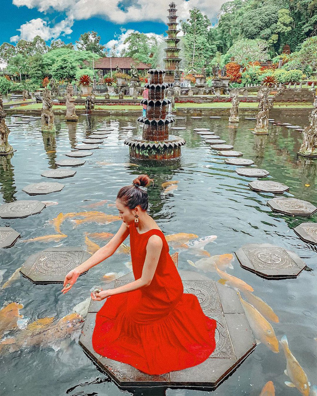 Để có được những bức hình lồng lộn như Sam, bạn không nên bỏ qua những chiếc váy đỏ rực rỡ và bắt mắt, đừng quên nhấn nhá khuyên tai và phụ kiện tóc nổi bật một chút vì chẳng dịp nào lý tưởng để bung xõa với loạt items điệu đà hơn những chuyến du lịch. Để có được những bức hình lồng lộn như Sam, bạn không nên bỏ qua những chiếc váy đỏ rực rỡ và bắt mắt, đừng quên nhấn nhá khuyên tai và phụ kiện tóc nổi bật một chút vì chẳng dịp nào lý tưởng để bung xõa với loạt items điệu đà hơn những chuyến du lịch.