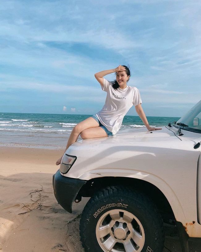 Chẳng cần cầu kỳ, với bộ đôi áo t-shirt trắng + quần shorts, bạn đã có được set đồ khỏe khoắn và mát mẻ. Công thức này cực kỳ lý tưởng để áp dụng khi đi biển hay dạo quanh phố phường. Chẳng cần cầu kỳ, với bộ đôi áo t-shirt trắng + quần shorts, bạn đã có được set đồ khỏe khoắn và mát mẻ. Công thức này cực kỳ lý tưởng để áp dụng khi đi biển hay dạo quanh phố phường.