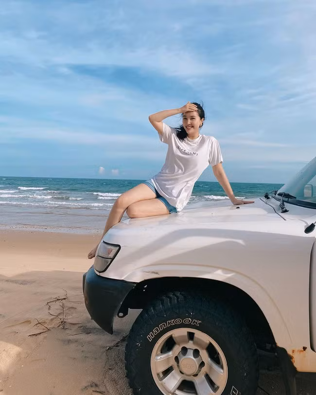 Chẳng cần cầu kỳ, với bộ đôi áo t-shirt trắng + quần shorts, bạn đã có được set đồ khỏe khoắn và mát mẻ. Công thức này cực kỳ lý tưởng để áp dụng khi đi biển hay dạo quanh phố phường.