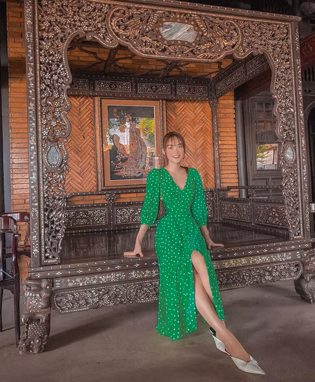 Chỉ đơn giản là diện lên mình chiếc váy chấm bi, mix với đôi giày mũi nhọn, bạn đã tỏa sáng cả một góc trời. Lưu ý ở đây là nếu bạn chọn váy chấm bi có thiết kế cổ chữ V, xẻ tà như Minh Hằng, vóc dáng sẽ thêm mi nhon và cặp chân còn được kéo dài miên man