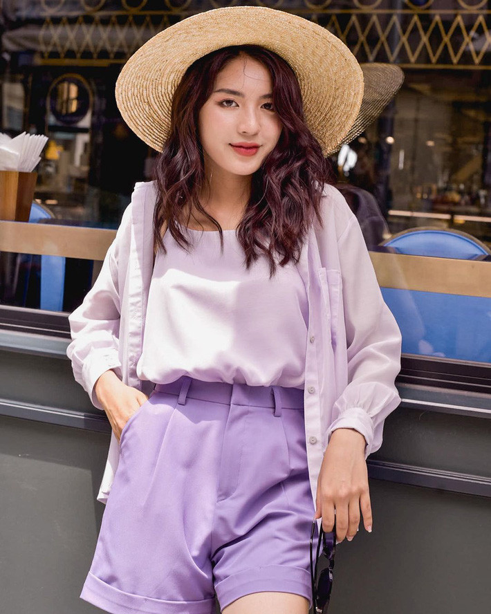 Đừng nghĩ set đồ trên tím - dưới tím sẽ sến sẩm bội lần, bởi cô nàng này đã chứng minh điều ngược lại: Diện đồ tím càng trông nhẹ nhàng, dễ thương hơn. Bí kíp chính là chọn những item trẻ trung như áo lụa hai dây và quần shorts.