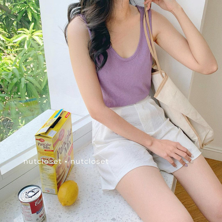 Áo tank top là item &quot;cứu tinh&quot; trong mùa nóng, nhưng sẽ tuyệt vời hơn nếu bạn chọn chiếc áo màu tím trendy để diện.