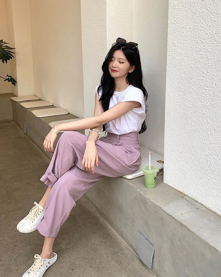 Style phối đồ trắng/tím xem ra được nhiều shop lăng xê, vì &quot;combo&quot; màu sắc này diện lên thì chuẩn không cần chỉnh. Cô bạn này khéo léo phối áo phông độn vai, quần âu màu tím trang nhã, kết hợp thêm sneaker &quot;móng heo&quot; đạp gót, quá &quot;ok lah&quot; rồi đúng không?
